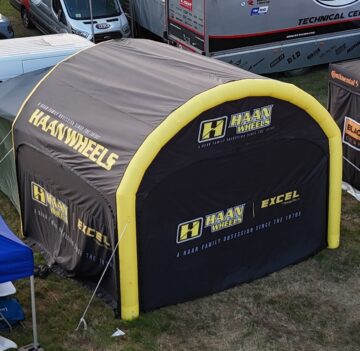 N tent opblaas
